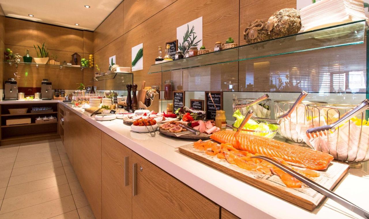 Radisson Blu Resort バコヴェル エクステリア 写真 A buffet at a hotel