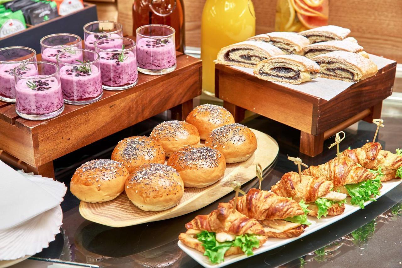 Radisson Blu Resort バコヴェル エクステリア 写真 A selection of finger food