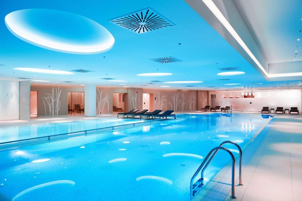 Radisson Blu Resort バコヴェル エクステリア 写真 The swimming pool at the hotel